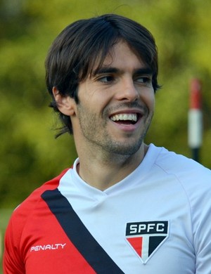 Na volta a SP, Kaká festeja vitória, mas evita falar sobre briga pelo título