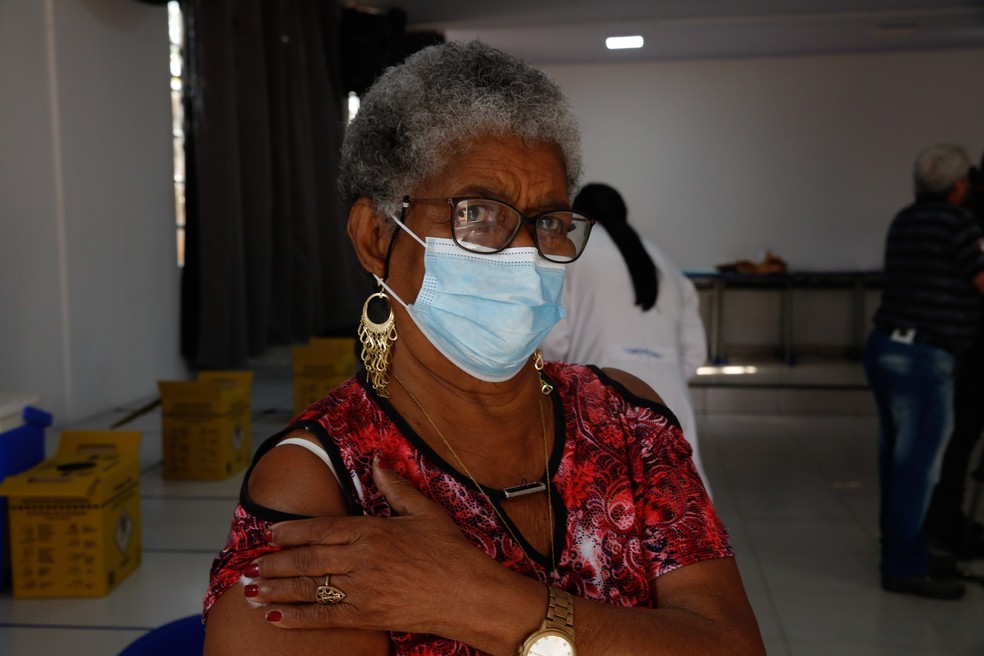 Senhora após receber dose de reforço da vacina contra Covid-19, em Serrana, interior de SP — Foto: JOEL SILVA/FOTOARENA/ESTADÃO CONTEÚDO