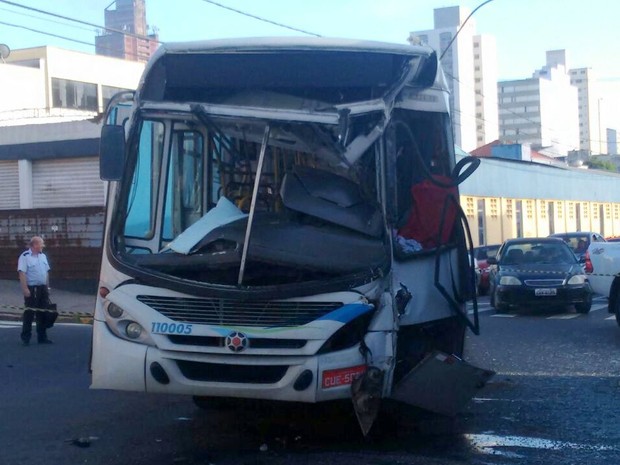 Acidente ônibus Piracicaba (Foto: Edijan Del Santo/EPTV)