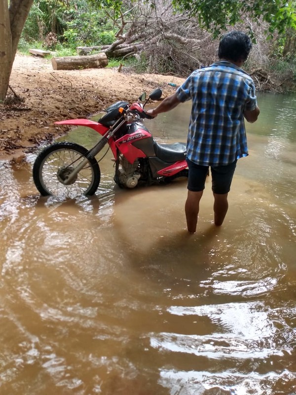 Moto atolada durante a travessia — Foto: Arquivo Pessoal/Telmo Ribeiro