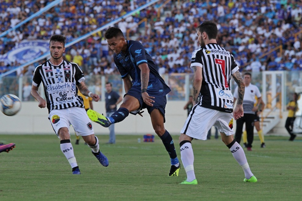 Thallyson foi titular nos dois últimos jogos do Confiança — Foto: Emanuel Rocha