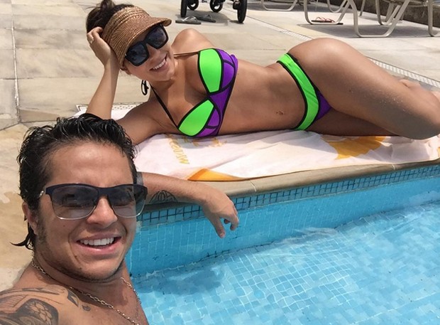 Em tarde de sol, Thammy Miranda curte piscina ao lado da namorada (Foto: Reprodução Instagram)