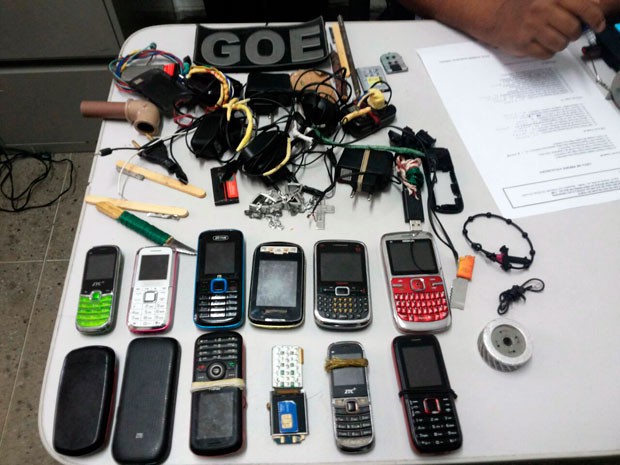 Aparelhos celulares, facas artesanais, serras e outros objetos foram apreendidos dentro das celas da unidade (Foto: Coape/RN)