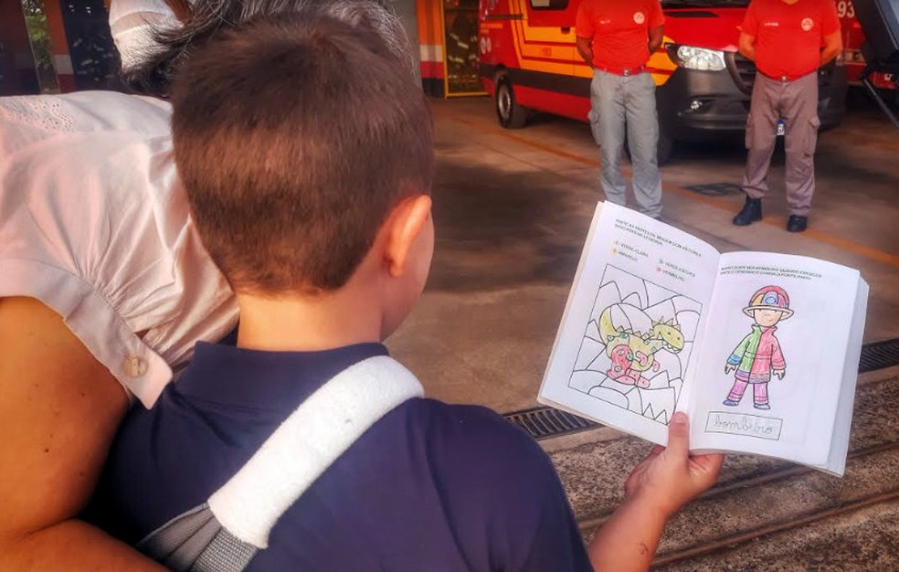 Menino levou desenho que ele pintou para mostrar aos bombeiros de Porto Ferreira (SP) — Foto: Fabio Rodrigues/g1