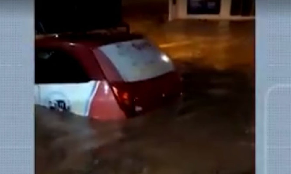 Vários veículos ficaram praticamente submerssos por causa da chuva.  — Foto: Reprodução / TV Bahia 