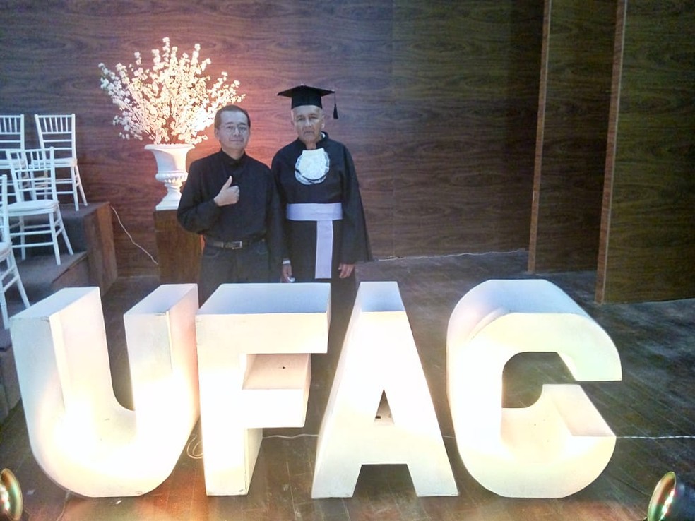 Aos 63 anos, idoso com Mal de Parkinson se forma em filosofia em Rio Branco — Foto: Maik Araújo/Arquivo pessoal