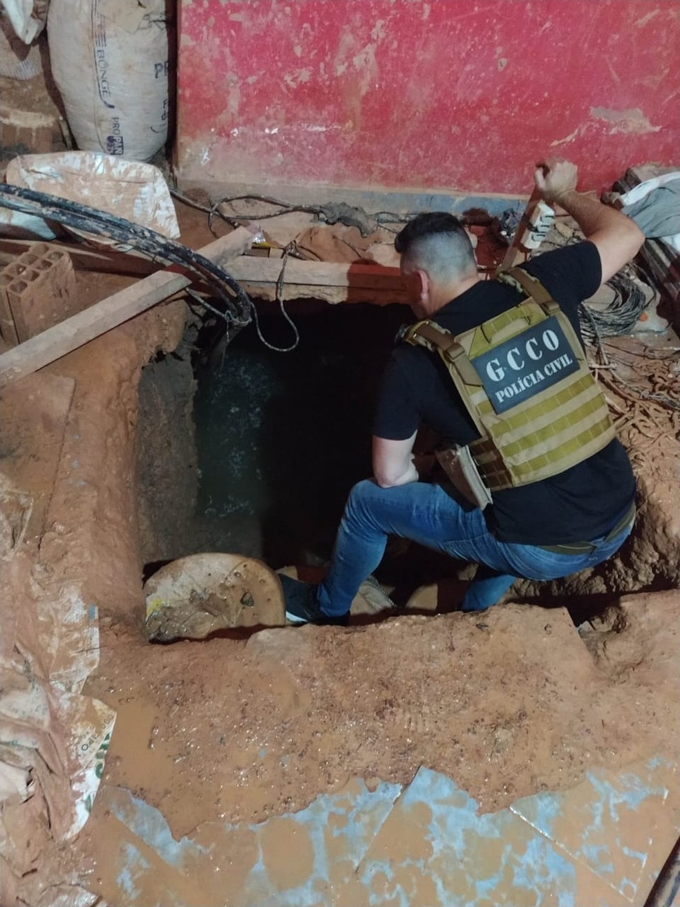 Polícia investiga responsáveis por contratar grupo que escavava túnel em direção à penitenciária. — Foto: Polícia Civil/Cedida