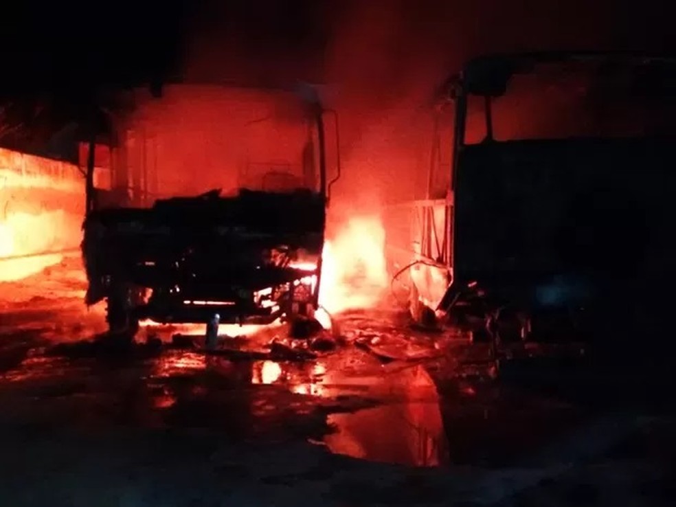 Ônibus escolares incendiados em Governador Dix-Sept Rosado (RN) em agosto de 2016 — Foto: Divulgação/PM