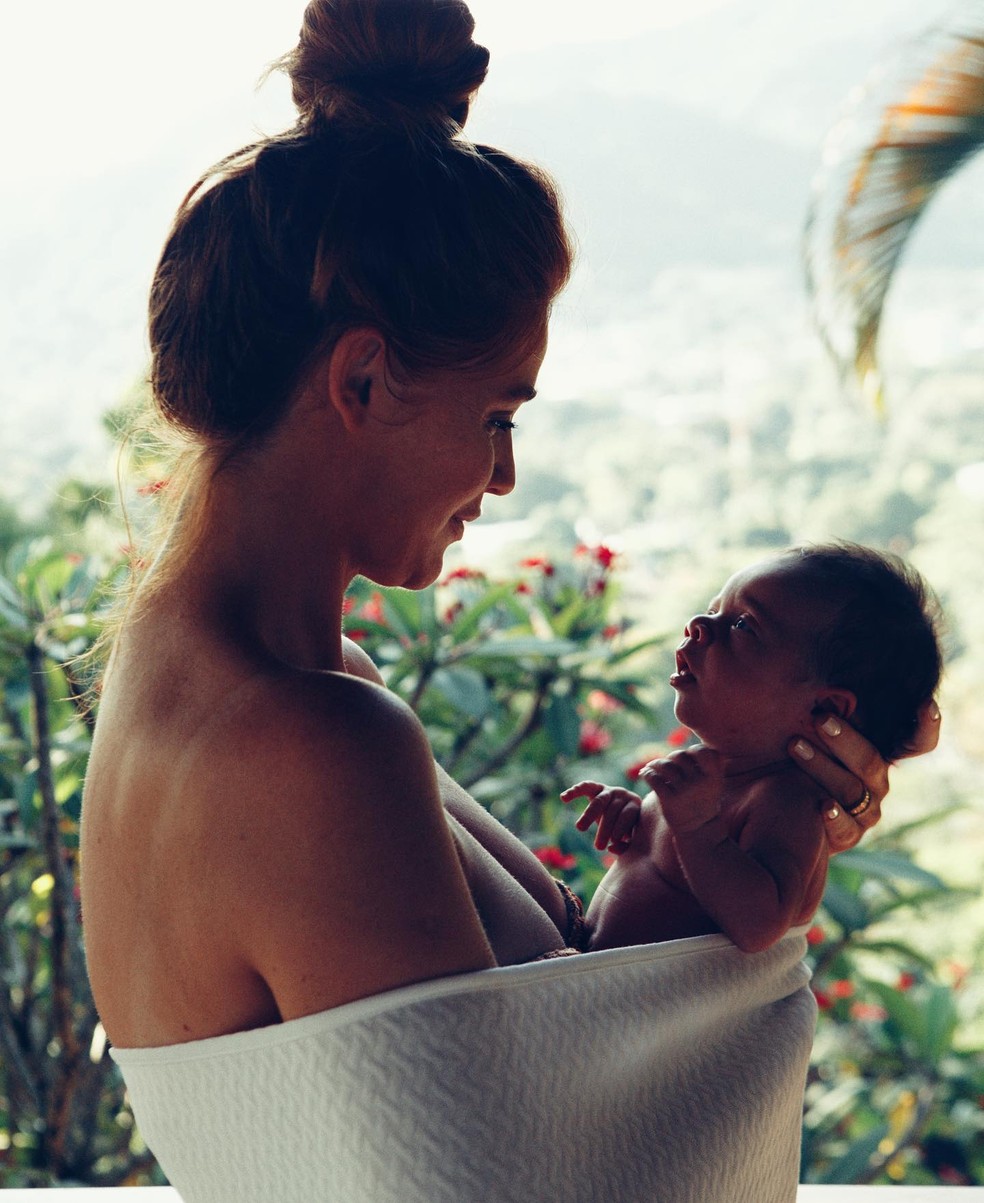 Cintia Dicker e Aurora &mdash; Foto: Reprodu&ccedil;&atilde;o / Instagram