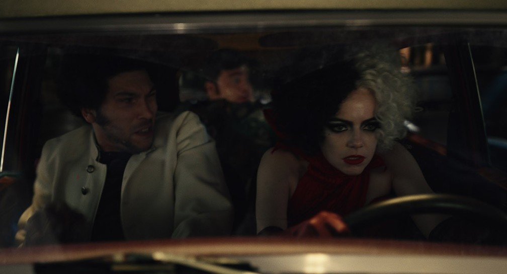 Joel Fry, Paul Walter Hauser e Emma Stone em cena de 'Cruella' — Foto: Divulgação