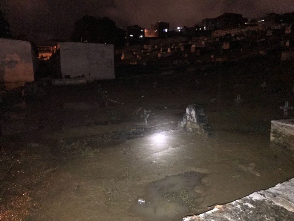 Túmulos ficaram debaixo d'água no cemitério em Caxias (Foto: Divulgação)