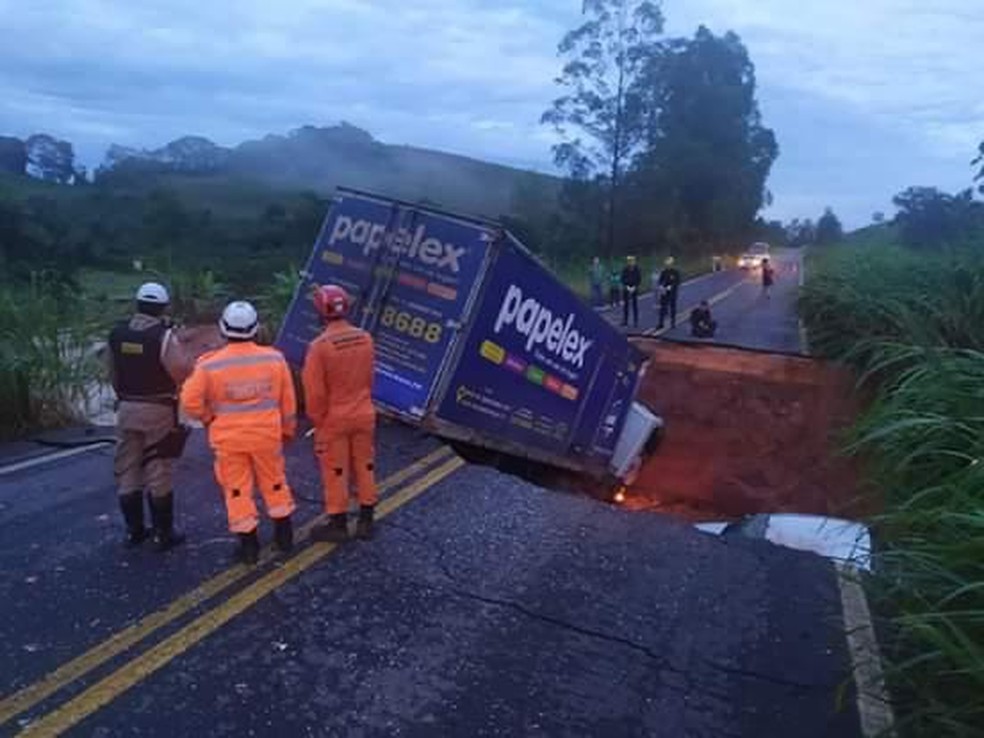 Caminhão, carreta e dois veículos de passeios foram engolidos por uma cratera na MG-133 em Tabuleiro — Foto: Corpo de Bombeiros/Divulgação