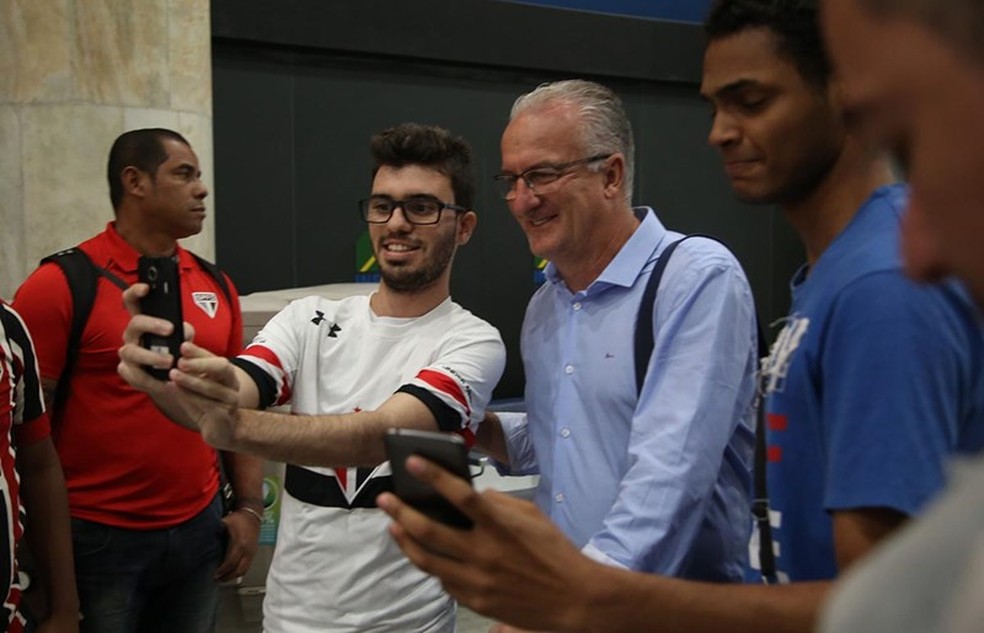 Dorival Júnior sorridente na chegada ao Rio (Foto: Rubens Chiri / www.saopaulofc.net)