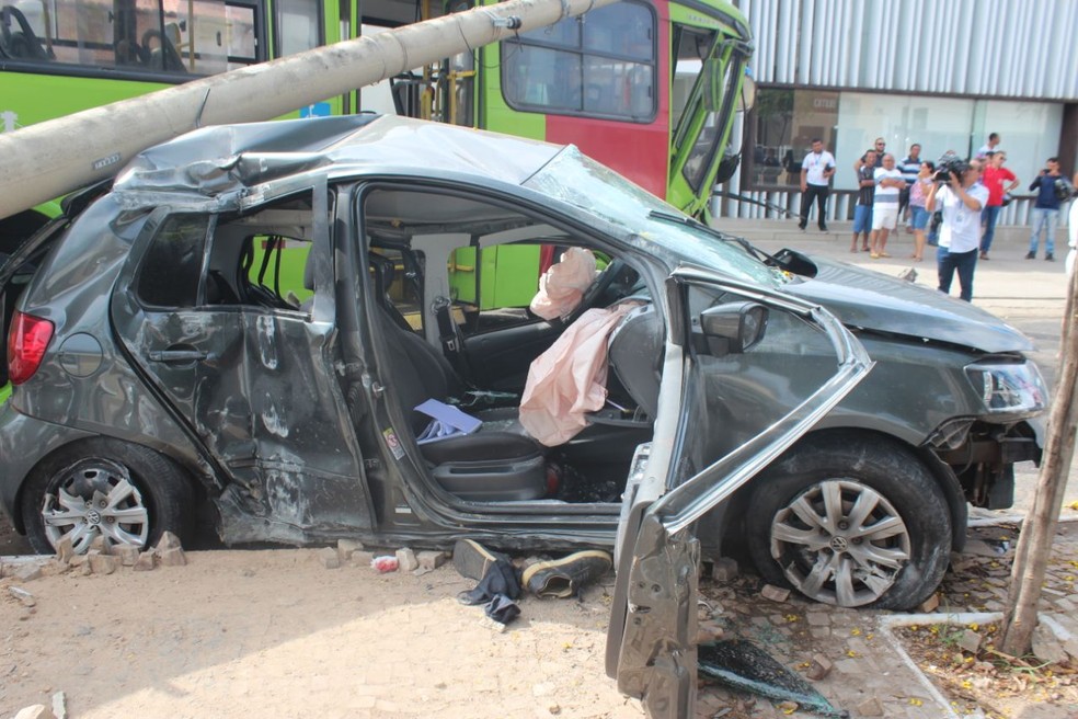 Jovem fica gravemente ferido após colisão entre carro e ônibus em Teresina (Foto: Júnior Feitosa/G1)