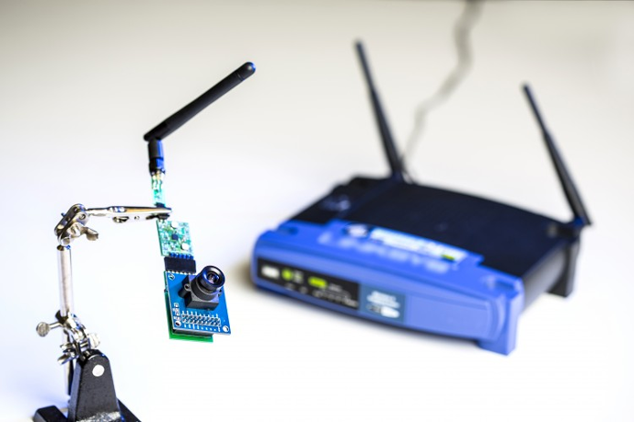 Roteador modificado conseguiu alimentar a pequena câmera com energia transmitida via Wi-Fi (Foto: Divulgação/Universidade de Washington)