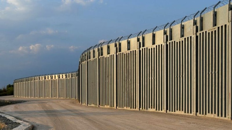 Trecho da cerca construída na região de Evros, na fronteira da Grécia com a Turquia — Foto: Reuters/BBC
