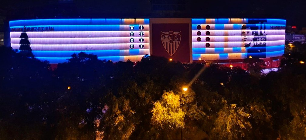 Estádio do Sevilla é iluminado com homenagem a Maradona — Foto: Reprodução/Twitter/SevillaFC