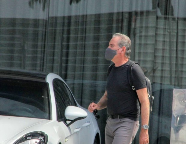 Roberto Justus em saída de hotel no Rio (Foto: Daniel Delmiro/AgNews)