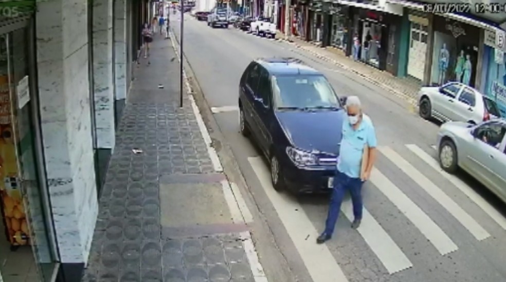 Homem é detido após atropelar idoso em faixa de pedestres e fugir em Lavras — Foto: Reprodução/EPTV 