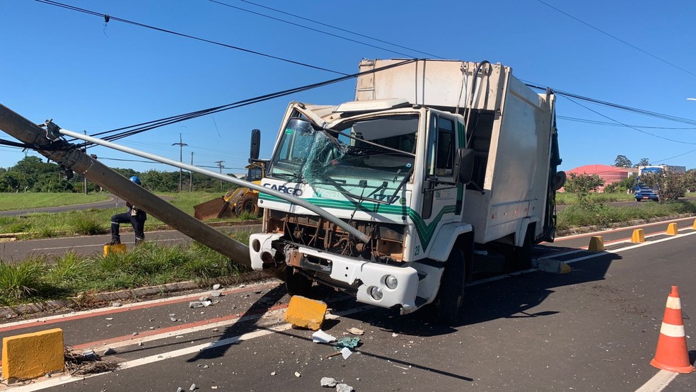 Motorista do caminhão de coleta de lixo não se feriu e não houve outras vítimas — Foto: Superintendência de Água e Esgoto /Divulgação