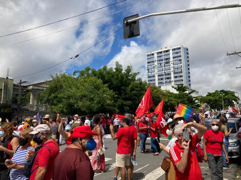 [João Pessoa, 03/07, 11h34] Manifestantes caminham pelo Centro, em protesto contra o presidente Jair Bolsonaro. — Foto: Lara Brito/G1 PB