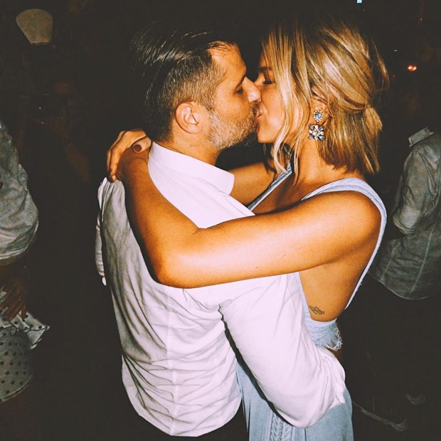 Bruno Gagliasso e Giovanna Ewbank trocam beijo apaixonado em casamento (Foto: Reprodução/Instagram)
