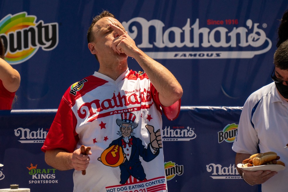 O campeão Joey Chestnut comeu 76 cachorros-quente em 10 minutos, em Nova York — Foto: David Dee Delgado / GETTY IMAGES NORTH AMERICA / Getty Images via AFP