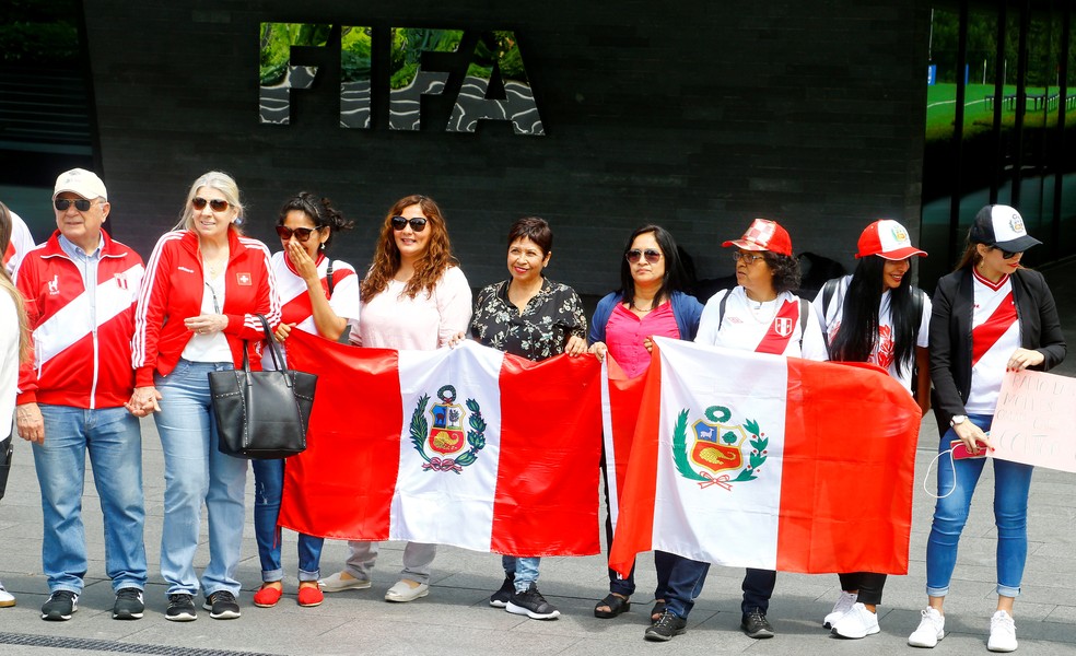 Peruanos manifestam apoio a Guerrero em frente à sede da Fifa em Zurique (Foto: Arnd Wiegmann / Reuters)