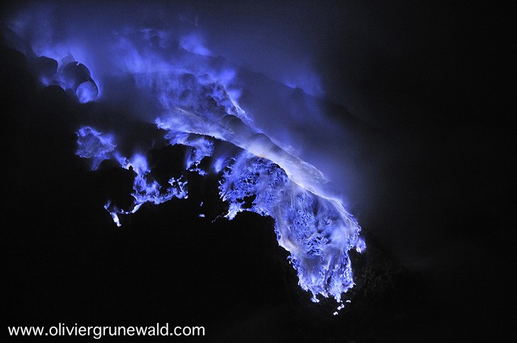 Olivier, que estava com o amigo Regis Etienn, fotografou e filmou um tipo de erupção diferente (Foto: Reprodução / oliviergrunewald.com)