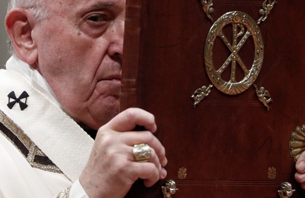 Papa Francisco celebra Missa do Galo no Vaticano nesta terça-feira (24) — Foto: Guglielmo Mangiapane/Reuters