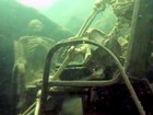 Mergulhador retira esqueletos falsos que estavam no fundo de rio nos EUA