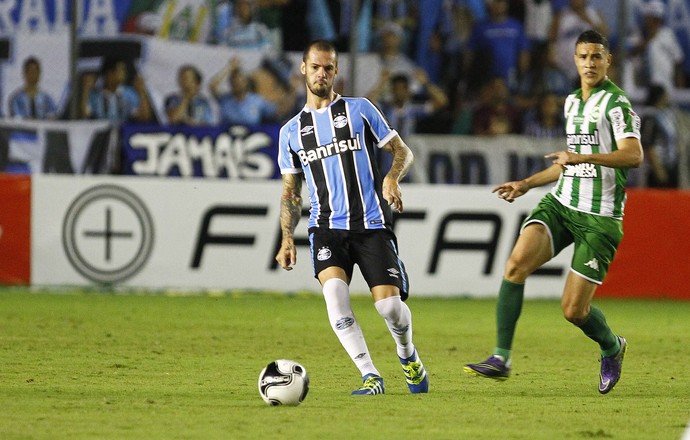 Batista vê falha de comunicação em gols sofridos pelo Grêmio no Gauchão