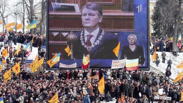 A Revolução Laranja culminou com a eleição de Viktor Yushchenko para a Presidência (Foto: GENYA SAVILOV/GETTY IMAGES via BBC)