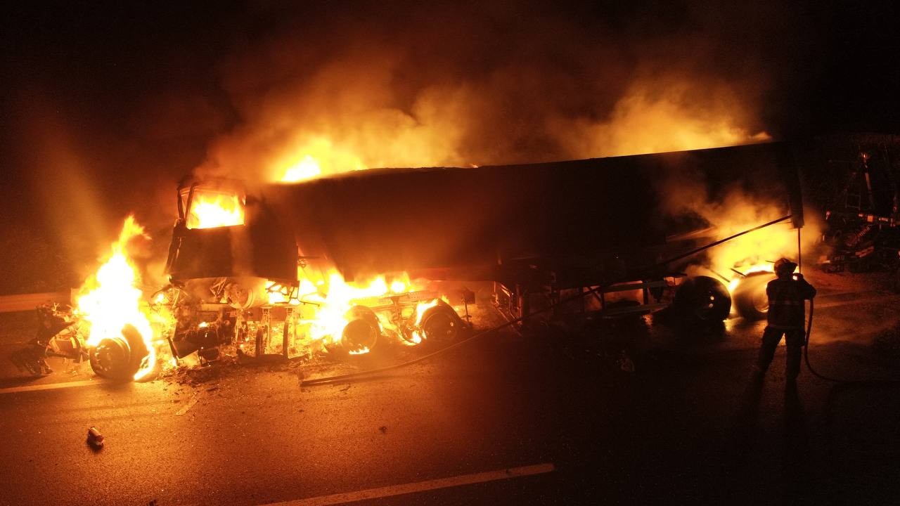 VÍDEO: carreta pega fogo após colidir com outra na BR-050 e causa congestionamento em Uberlândia