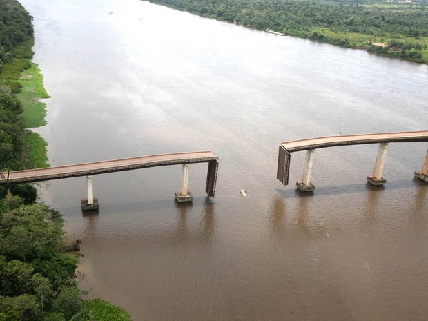 Imagem aérea mostra como ficou a quarta ponte da Alça Viária sobre o Rio Moju, no Pará, após uma balsa colidir com a estrutura na noite de domingo (23). A embarcação, que transportava óleo, destruiu um dos pilares da construção a 120 km de Belém (Foto: Antônio Silva/Ag. Pará)