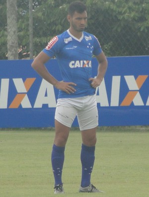 À vontade na lateral esquerda celeste, Sanchez Miño elogia Ali e Ari