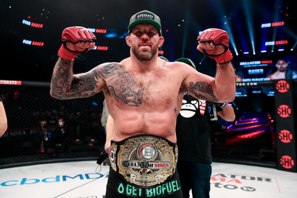 Ryan Bader posa com o cinturão e comemora a vitória no Bellator 273 — Foto: Divulgação