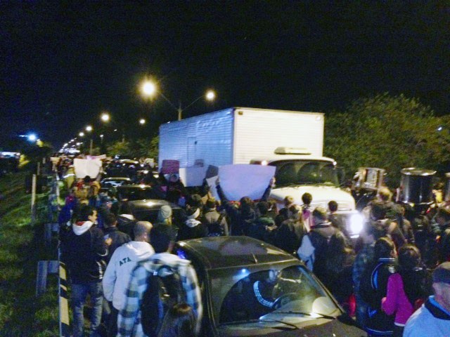 Manifestantes protestam em meio a veículos na BR-116  (Foto: Alexandre dos Santos/RBS TV)