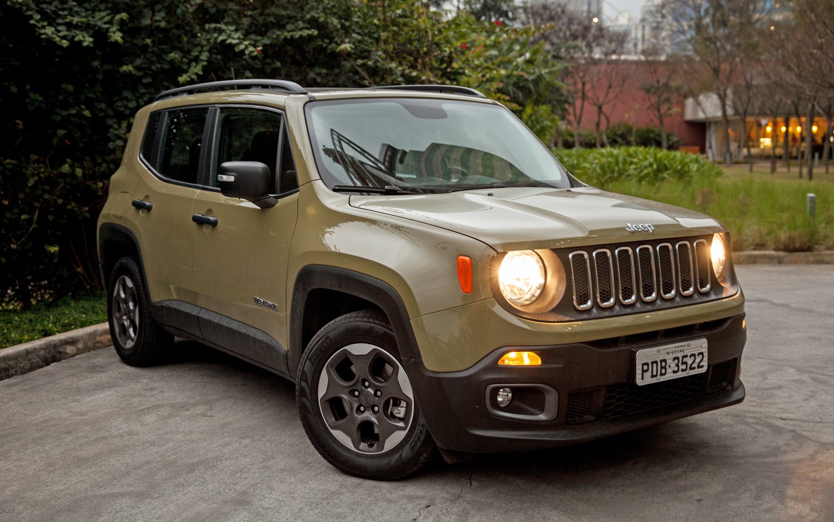 Jeep Renegade tem recall no Brasil por falha no freio de estacionamento
