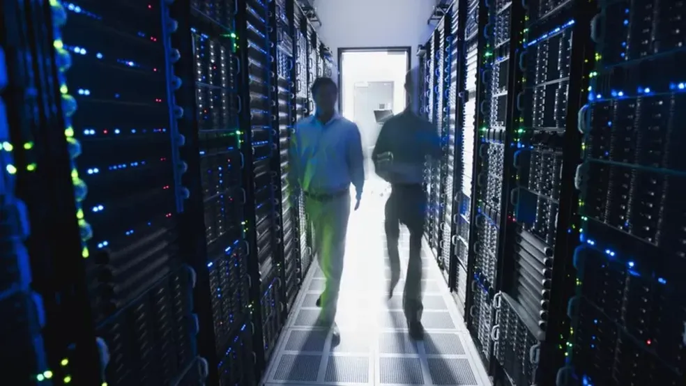 Segundo Esther Paniagua, a infraestrutura que permite o funcionamento da internet é muito vulnerável a ataques — Foto: Getty Images via BBC News Brasil