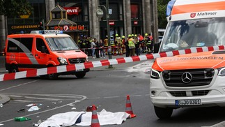 Ainda não se sabe se foi acidente ou atentado o atropelamento que deixou uma pessoa morta no centro de Berlim, capital da Alemanha — Foto: ODD ANDERSEN / AFP