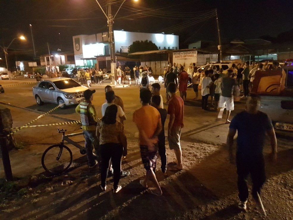Crime ocorreu por volta das 20h, na Avenida Feliciano Coelho com a Rua Professor Tostes (Foto: Jailson Santos/Rede Amazônica)