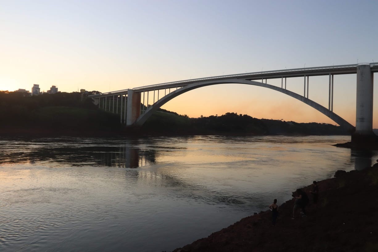 Governo paraguaio aceita reduzir preço do combustível e manifestantes liberam tráfego na Ponte da Amizade