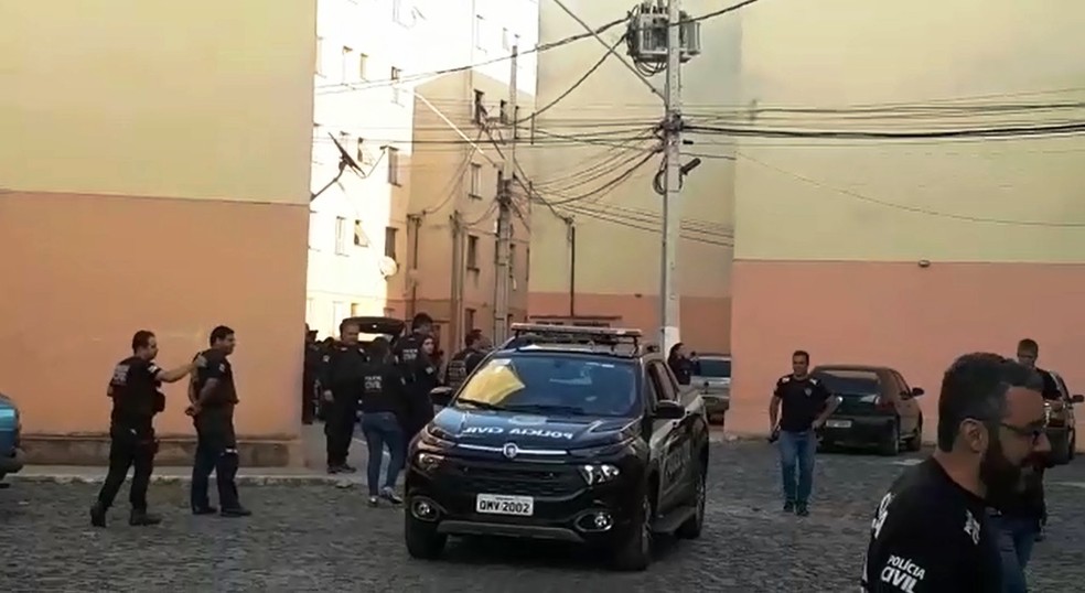 Polícia Civil cumpriu mandados de prisão, busca e apreensão em condomínio no Bairro Grogotó em Barbacena — Foto: Polícia Civil/Divulgação