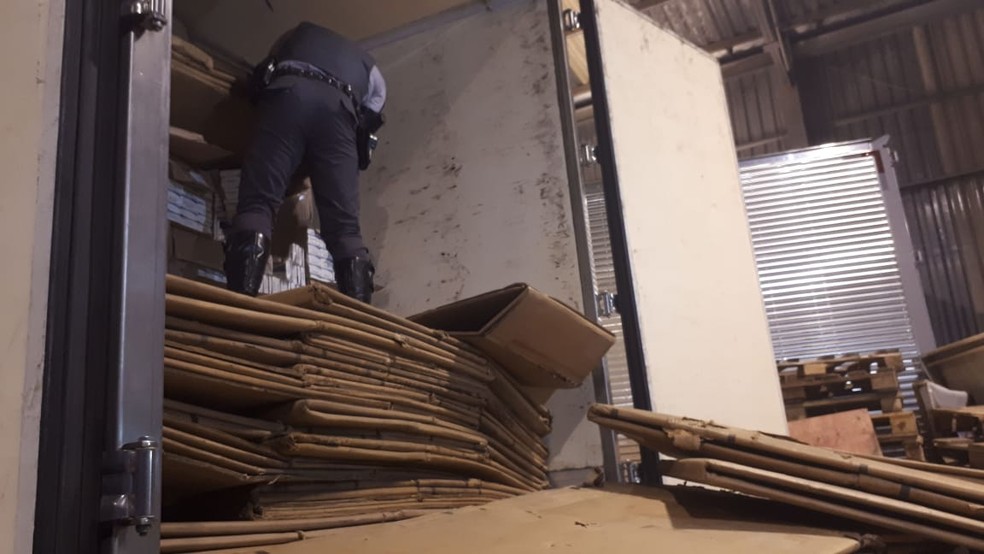 Polícia encontra material para fabricação de cigarro em Sorocaba — Foto: Ariane Flores/TV TEM