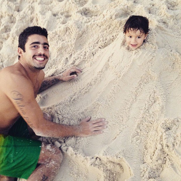 Pedro Scooby e o filho se divertem na areia (Foto: Reprodução/ Instagram)