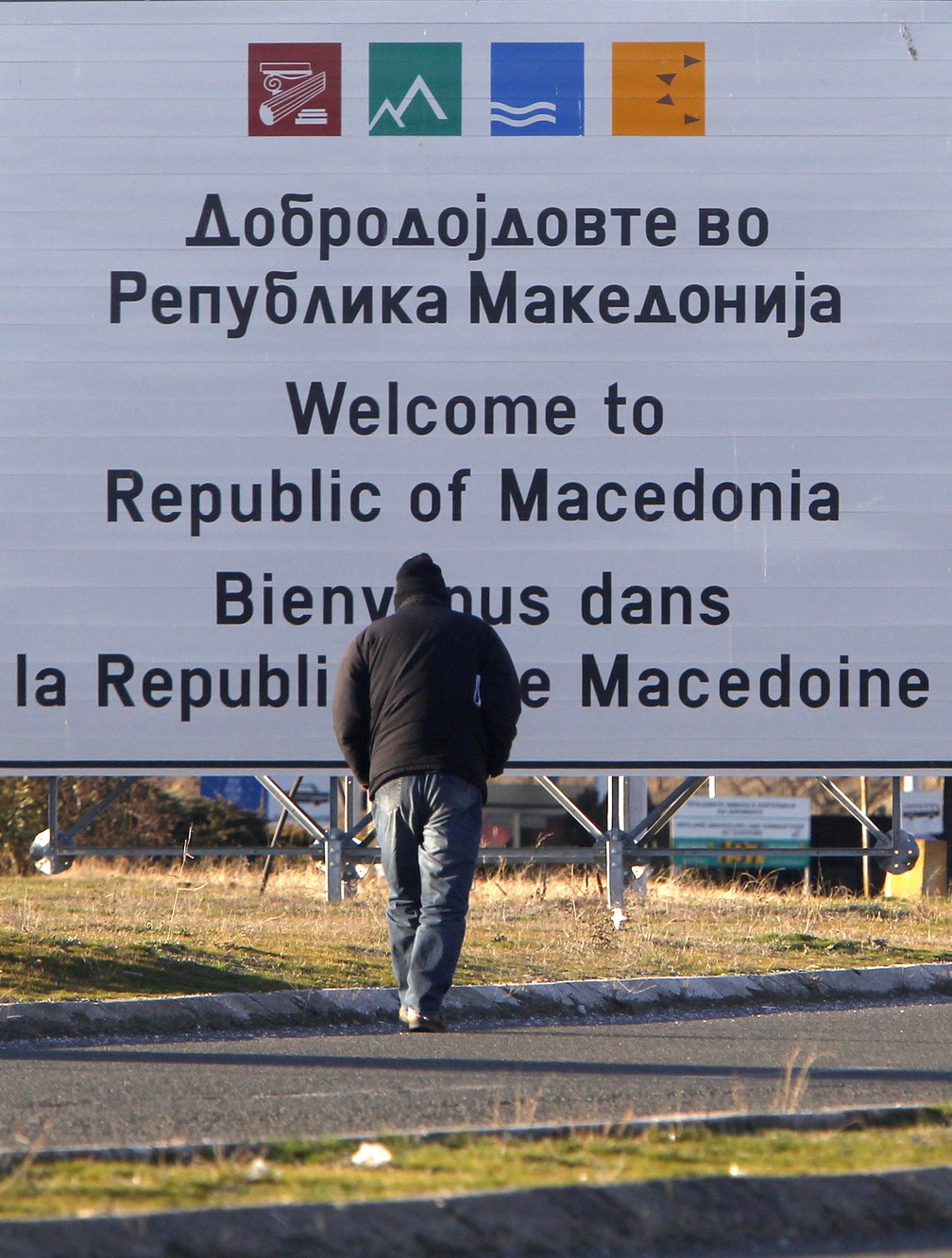 Placa na fronteira da GrÃ©cia com a MacedÃ´nia do Norte terÃ¡ de ser atualizada â€” Foto: Boris Grdanoski/AP Photo