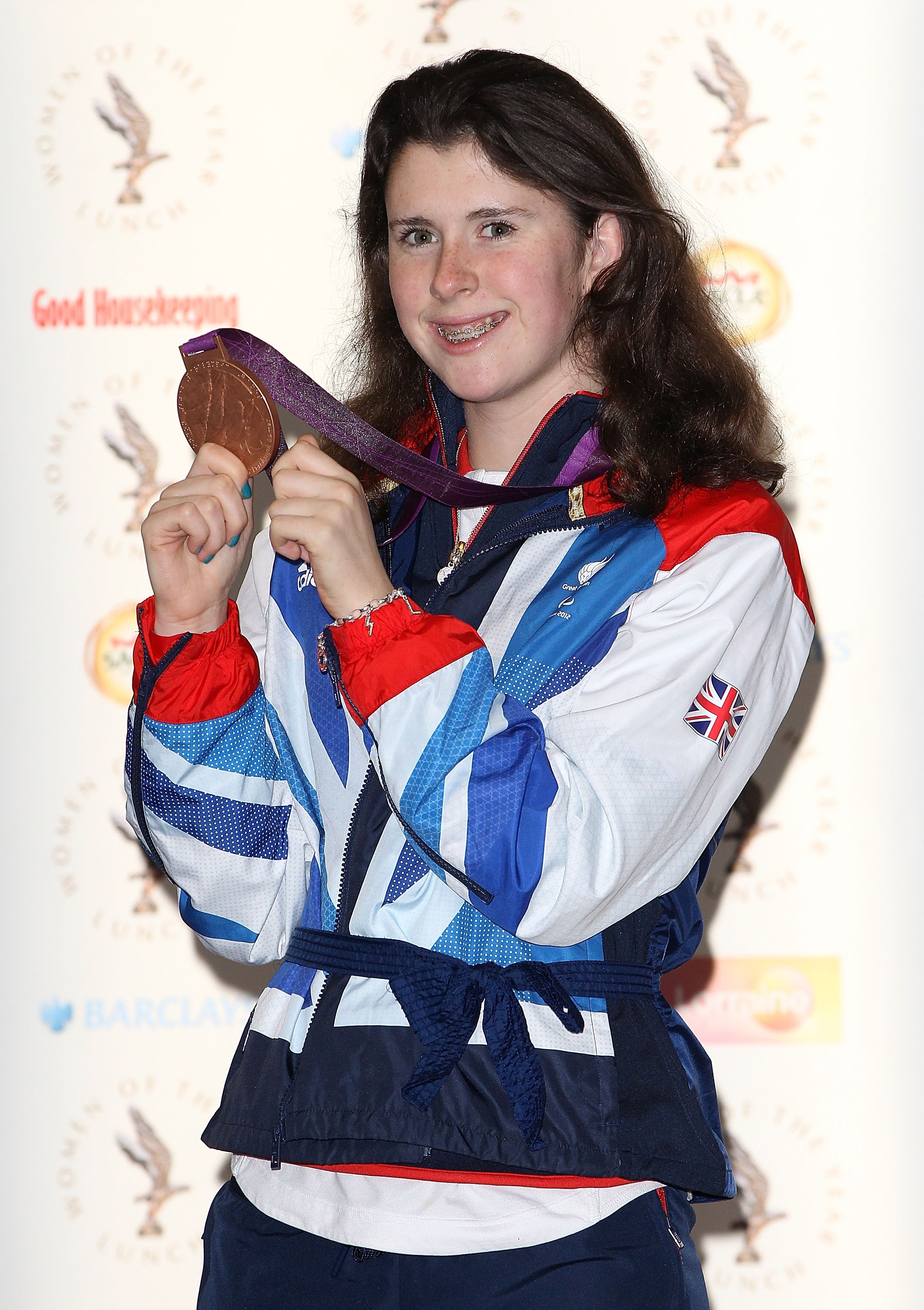 A atleta britânica Olivia Breen com a medalha conquistada por ela nos Jogos Paralímicos de Londres, em 2012 (Foto: Getty Images)