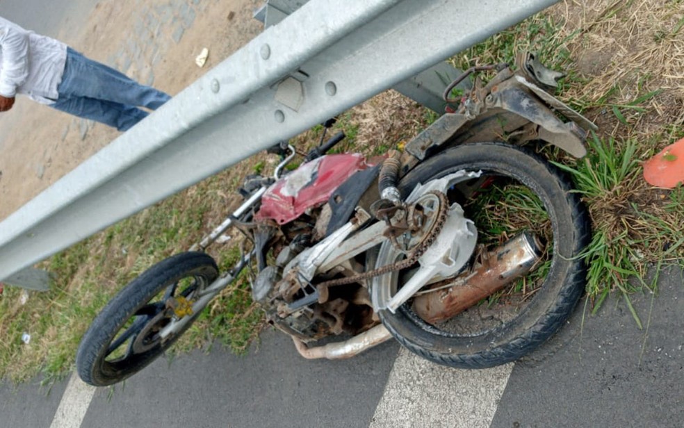Motociclista morre após bater com carro na BR-116, altura de Santo Estevão  — Foto: Delegacia de Santo Estevão 