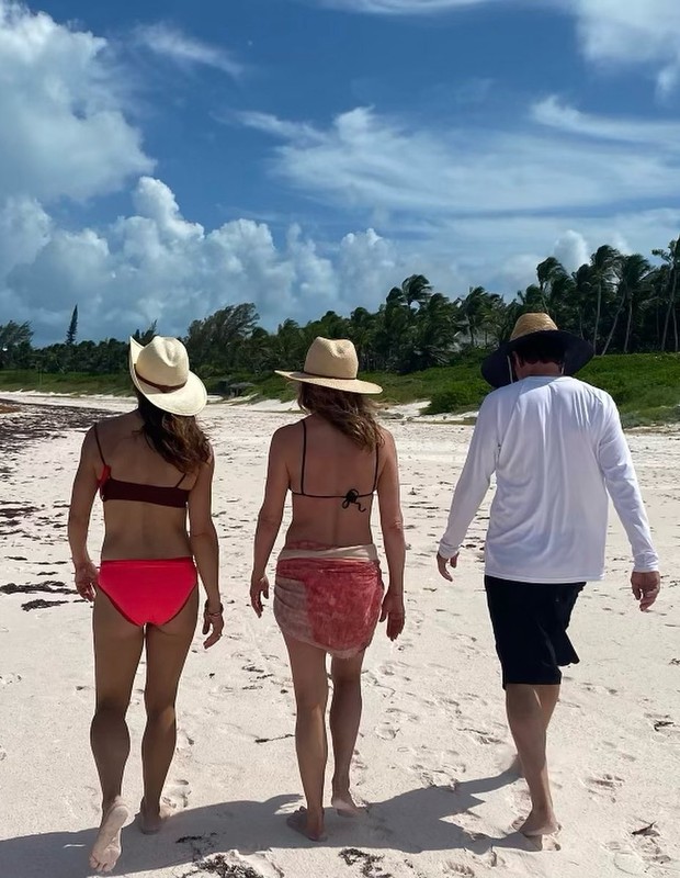 Jennifer Aniston descansa em praia deserta com amigso (Foto: Reprodução/Instagram)